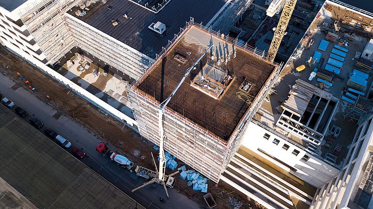 Betongussarbeiten an Turm 3: Mit Hilfe einer mehr als 15 Meter hohen Pumpe wird der Beton bis auf das Dach hinaufgefördert. 