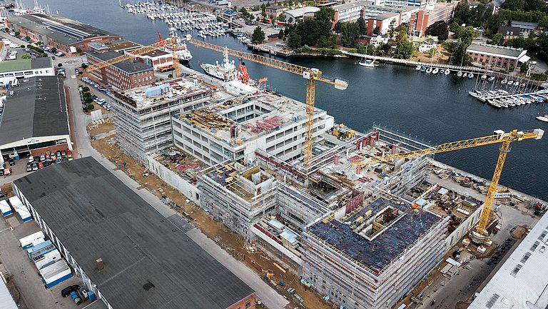 Im August 2018 kann man schon deutlich die einzelnen Elemente und Türme des ENB erkennen