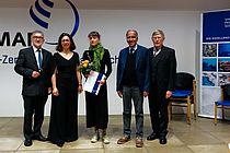 Congratulating on the Excellence Professorship were (from left to right) Dr. h. c. Klaus-Jürgen Wichmann (Petersen Foundation), GEOMAR Director Professor Dr. Katja Matthes and (from right to left) Dr. Christian Zöllner (Petersen Foundation) and GEOMAR Professor Dr. Mojib Latif. The recipient of the Excellence Professorship, Dr. Friederike Otto, is in the middle. Photo: Sarah Kaehlert/GEOMAR