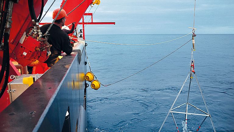 The research vessel SONNE deployed more than 20 GeoSEA tripods in water depths of 2,000 to 6,000 meters off the coast of northern Chile from late November to mid-December 2015. 