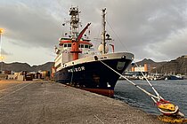 Ein Schiff liegt festgemacht im Hafen