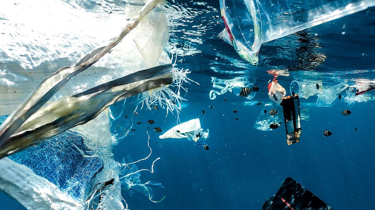 [Translate to English:] Plastikmüll im Meer