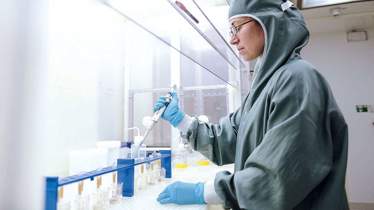 In einem Reinraumlabor des GEOMAR werden Proben für die Isotopenmessung in einem Massenspektrometer vorbereitet. Foto: Jan Steffen/GEOMAR
