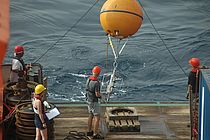 Wartung einer ozeanografischen Verankerung im tropischen Atlantik. Solche Langzeitdaten helfen, Veränderungen in den Ozeanen zu erkennen und zukünftige Entwicklungen abzuschätzen. Sie liefern damit wichtige Beiträge zum aktuellen Sonderbericht des IPCC. Foto: Michael Schneider/FS METEOR