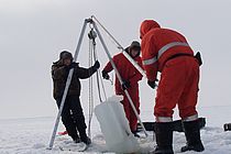 Bergung einer ozeanographischen Verankerung in der Laptewsee. Foto: H. Kassens, GEOMAR