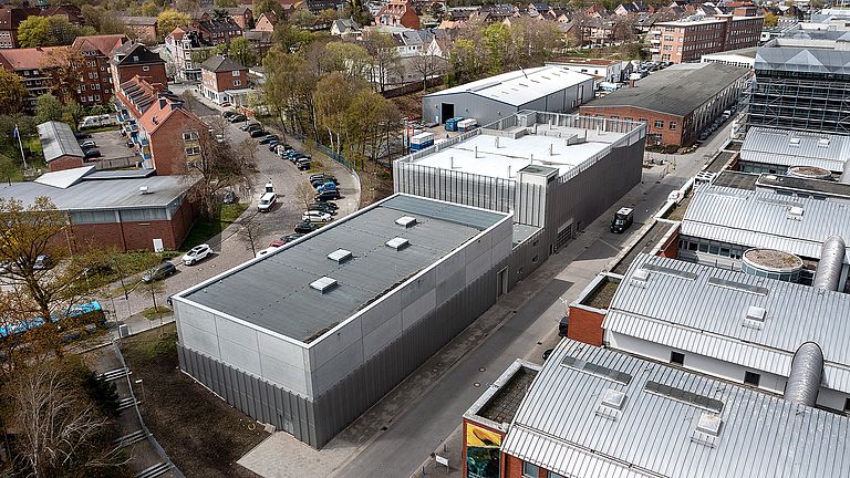Mai 2021: Blick auf das Zentrale Probenlager mit dem GEOMAR Parkhaus