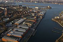 [Translate to English:] Das IFM-GEOMAR am Ufer der Kieler Förde (Foto: S. Kiesche).
