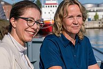 Zwei Frauen an Bord eines Schiffes