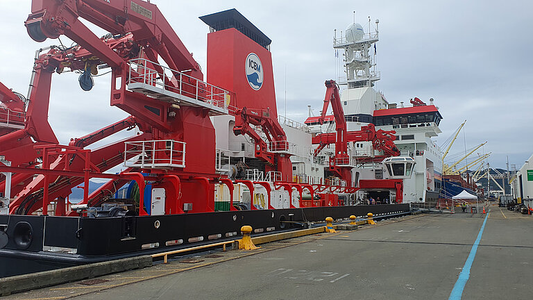 In the harbour: the superstructure of a research vessel can be seen next to the quayside