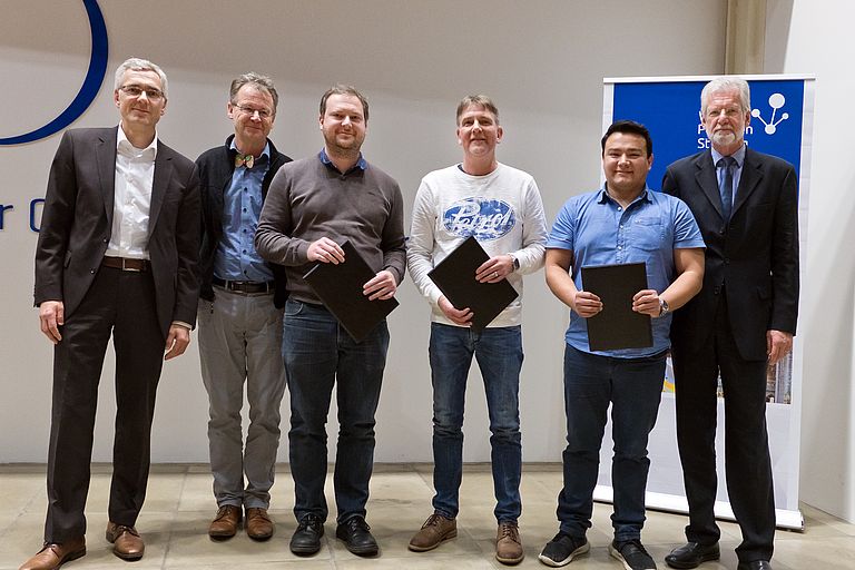 Die GEOMAR Innovations- und Softwarepreise erhielten Dr. Willi Rath (Software, 3. v. l.), Thomas Hansen (Innovation Einzel, 3. v. r.) und Roberto Benavides (2. v. r., Innovation Team zusammen mit Axel Berger und Rasmus Schemschat). GEOMAR-Direktor Prof. Die GEOMAR Innovations- und Softwarepreise erhielten Dr. Willi Rath (Software, 3. v. l.), Thomas Hansen (Innovation Einzel, 3. v. r.) und Roberto Benavides (2. v. r., Innovation Team zusammen mit Axel Berger und Rasmus Schemschat). GEOMAR-Direktor Prof. Dr. Peter Herzig, GEOMAR-Verwaltungsdirektor Frank Spiekermann (l.) und Dr. Warner Brückmann (GEOMAR Technologietransfer) gratulierten. Foto: Jan Steffen/GEOMAR