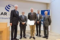 GEOMAR-Direktor Prof. Dr. Peter Herzig (li.), Dr. h.c. Klaus-Jürgen Wichmann, Vorsitzender der Petersen-Stiftung (2. v. li.), Prof. Dr. Kaj Hoernle vom GEOMAR (2. v. re.) und Dr. Christian W. Zöllner, Geschäftsführer der Petersen-Stiftung gratulieren Dr. Cornel de Ronde zur Exzellenzprofessur. Foto: Jan Steffen/GEOMAR