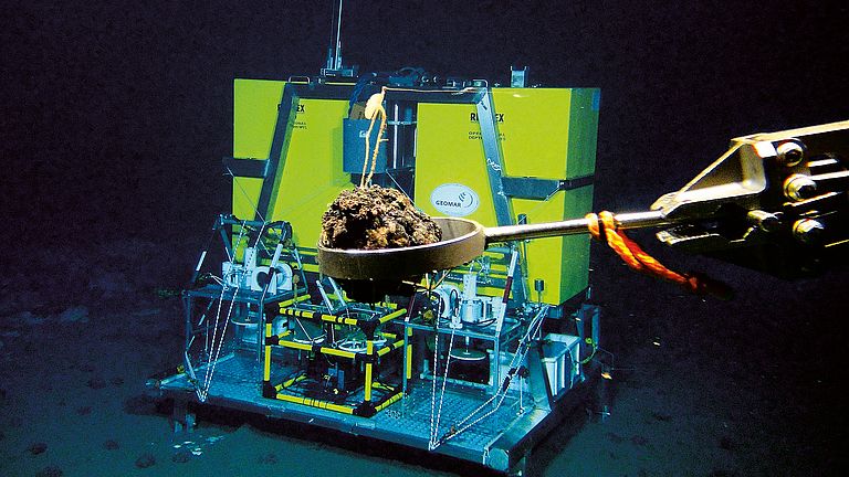 An elevator lander during expedition SO242 with the research vessel SONNE on the seafloor of the DISCOL area.