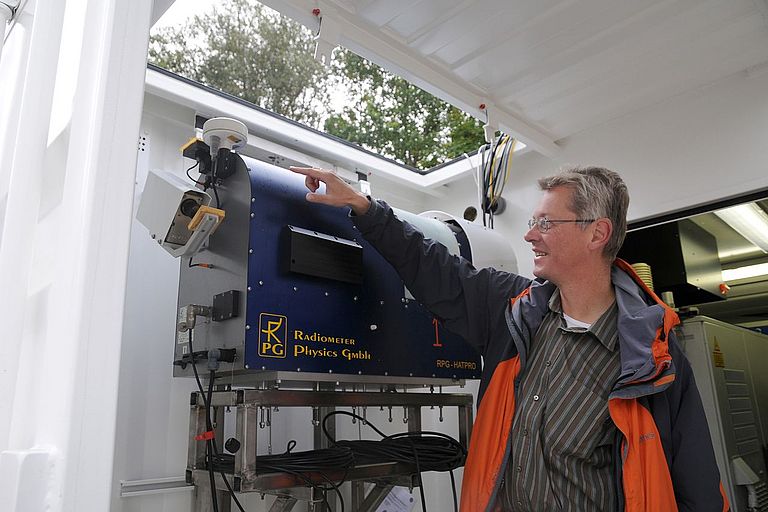 [Translate to English:] Prof. Macke vor Radiometer. Foto: Maike Nicolai, IFM-GEOMAR